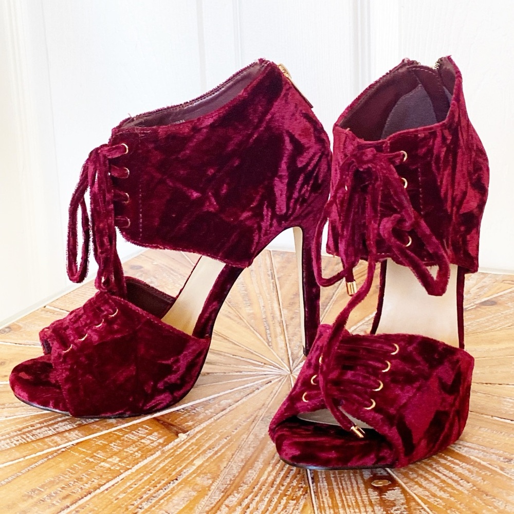 Size 8 NWT Shoe Dazzle Burgundy Velvet Lace Detail Heels